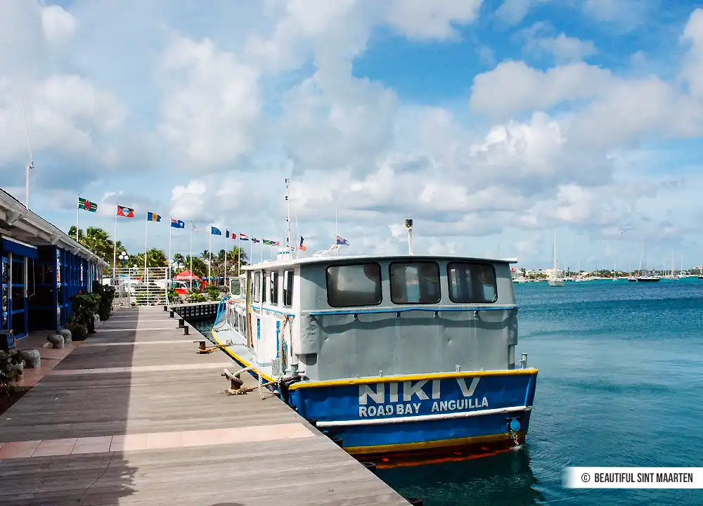Veerboot in de haven van Marigot Sint Maarten