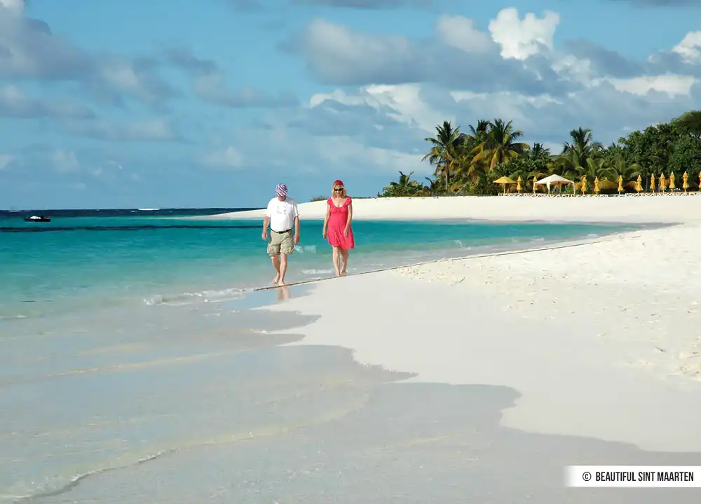 Wandelen op strand Anguilla.
